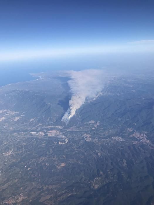 L'incendi al Rosselló avança cap a l'Empordà