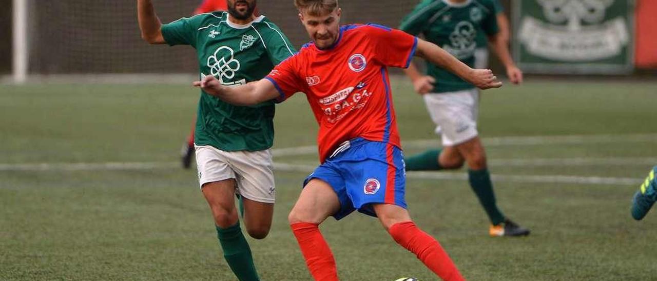 El lateral ourensanista Miguel Codeso golpea el balón. // Gustavo Santos