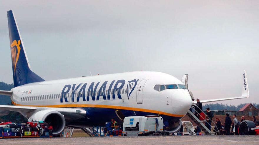 Un avión de Ryanair en el aeropuerto de Vigo