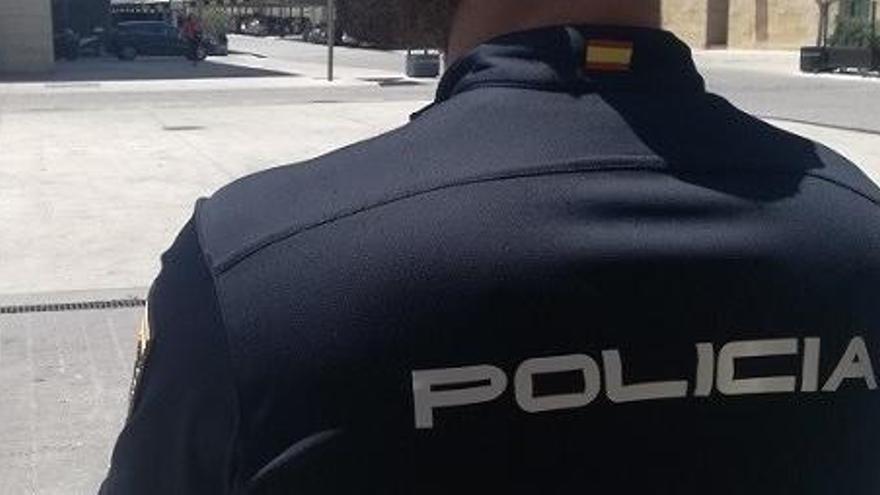 Detenido por apuñalar en el cuello a su compañero de piso en Alzira