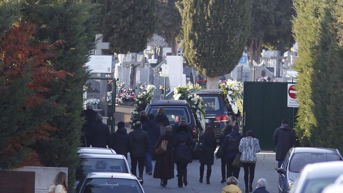 Familiares y amigos acompañan el coche fúnebre, ayer por la tarde, en el cementerio San Carlos Borromeo de Salamanca.