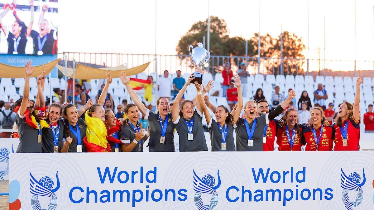 La selección española campeona del mundo juvenil de balonmano playa