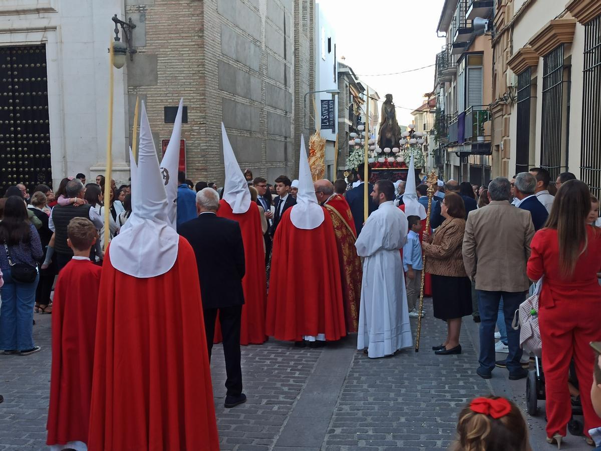 Una cofradía por las calles de Lucena.