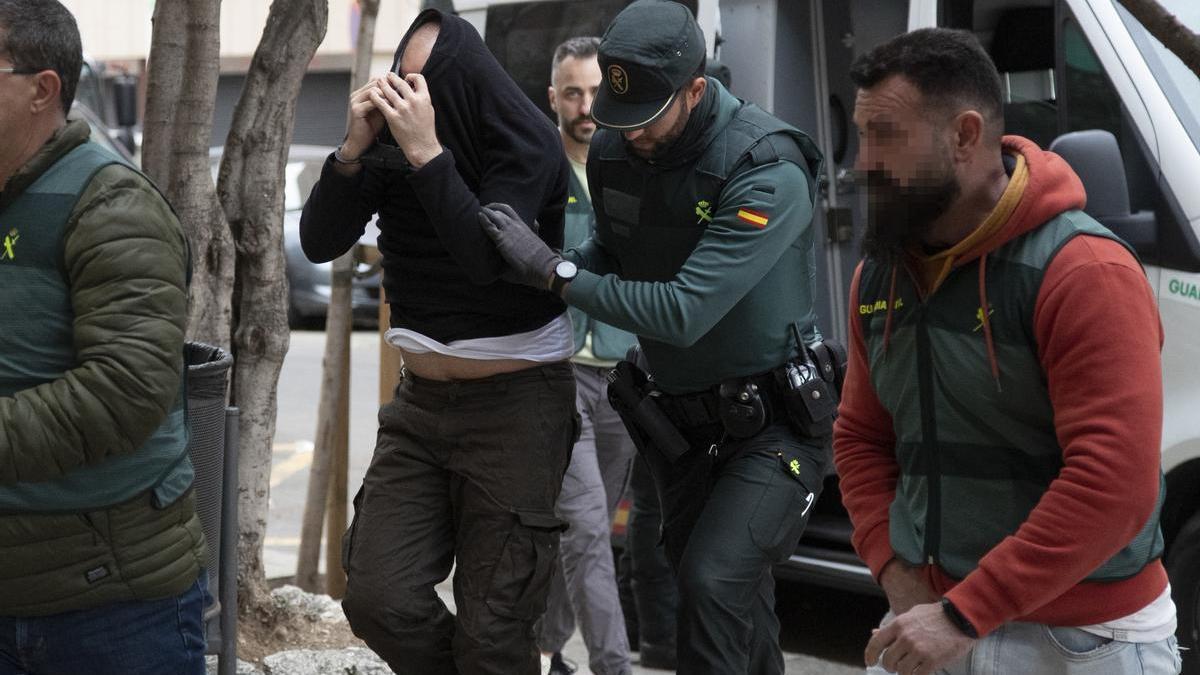 La Guardia Civil registra uno de los pisos en Barcelona del presunto autor de la muerte de su pareja en el verano de 2021.