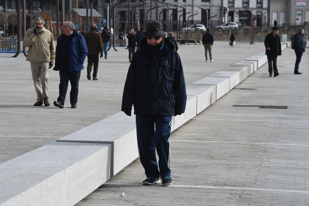 Los coruñeses resisten la ola de frío que desplomó las temperaturas e hizo bajar la cota de nieve a los 300 metros.