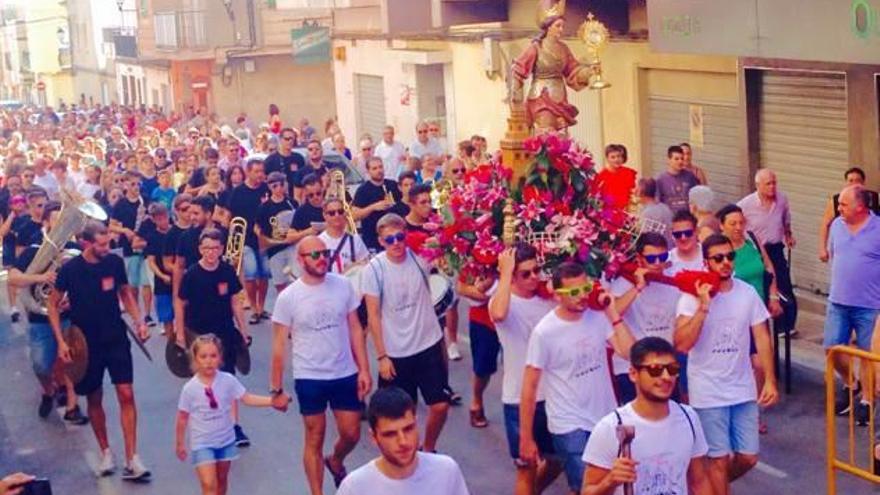 la población de faura participó de forna masiva en la Pujà y la Baixà. Varios momentos de la Pujà de Santa Bárbara de ayer. f cristina marqués Participantes en La Baixà celebrada el pasado sábado f provi morillas