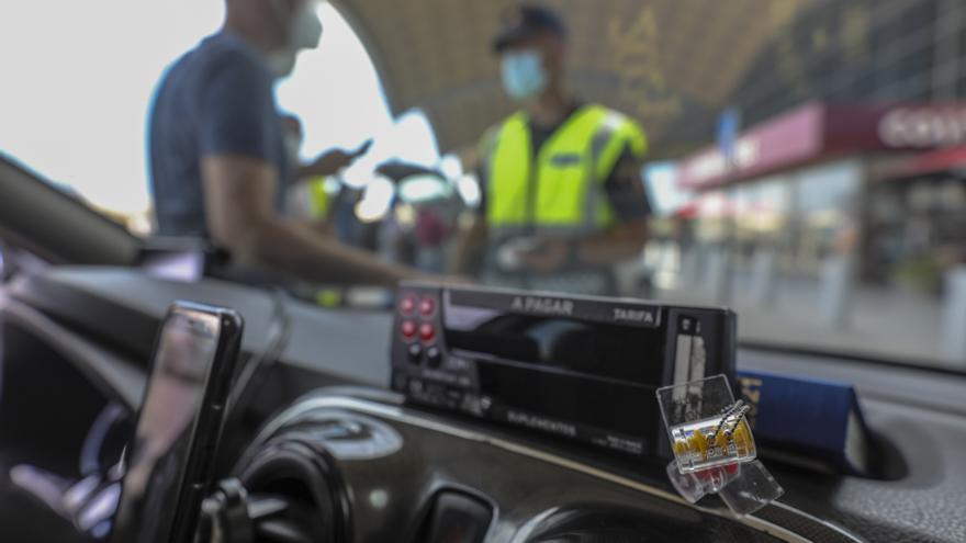 Mano dura de la Policía Local contra los taxis &quot;intrusos&quot; en el aeropuerto Alicante-Elche: 4.001 euros de multa