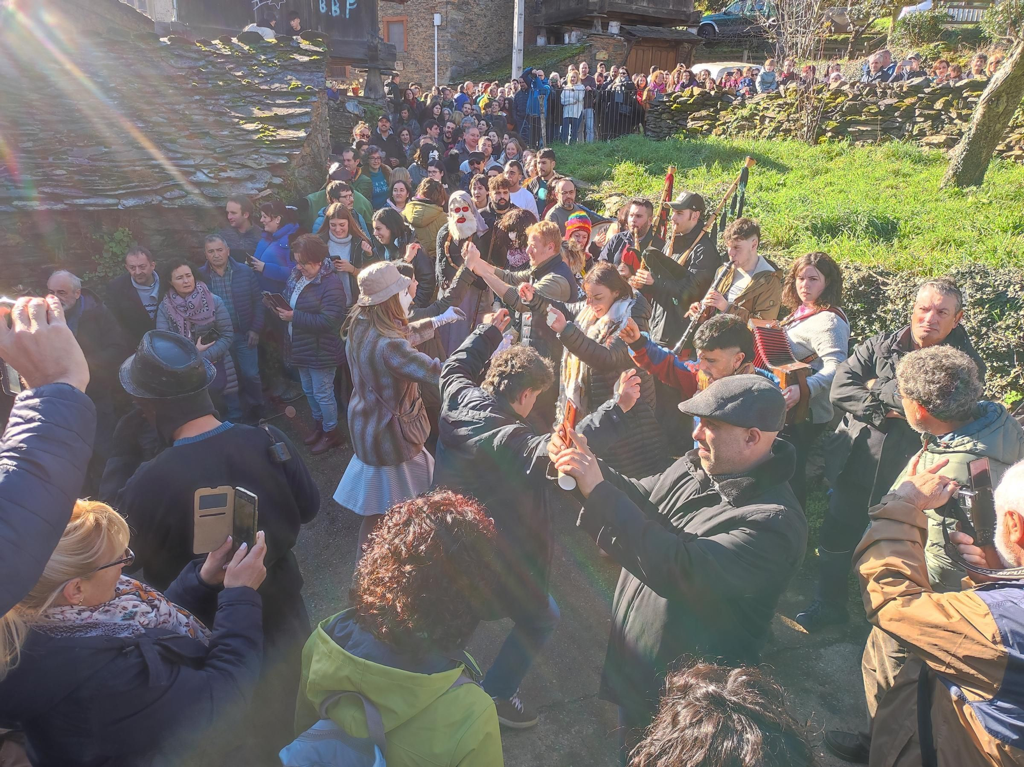 Rodrigo Cuevas recibe el "Choqueiro de Os Reises 2023" en plena mascarada