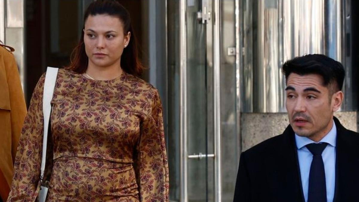 Elisa Mouliaá, con su abogado Alfredo Arrién, en los juzgados de Plaza de Castilla (Madrid).