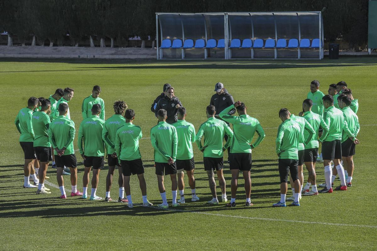 Beccacece da instrucciones a los jugadores del Elche CF esta semana