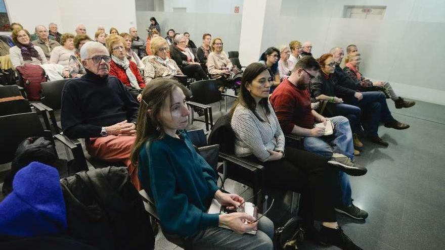 En el centro, la alcaldesa, Yasmina Triguero, y los galardonados, en la sala del Valey.