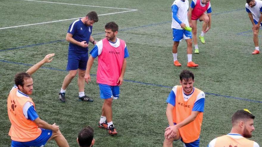 Álex Arias, en el centro, tras concluir el entrenamiento de ayer en Miranda.