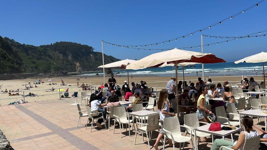 La playa de Aguilar, en Muros de Nalón, ayer. | Mariola Riera