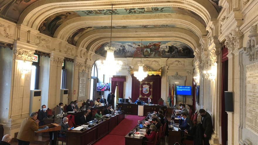 Un acalorado debate sobre la plusvalía en el Pleno de Málaga acaba con la eliminación del requisito de convivencia