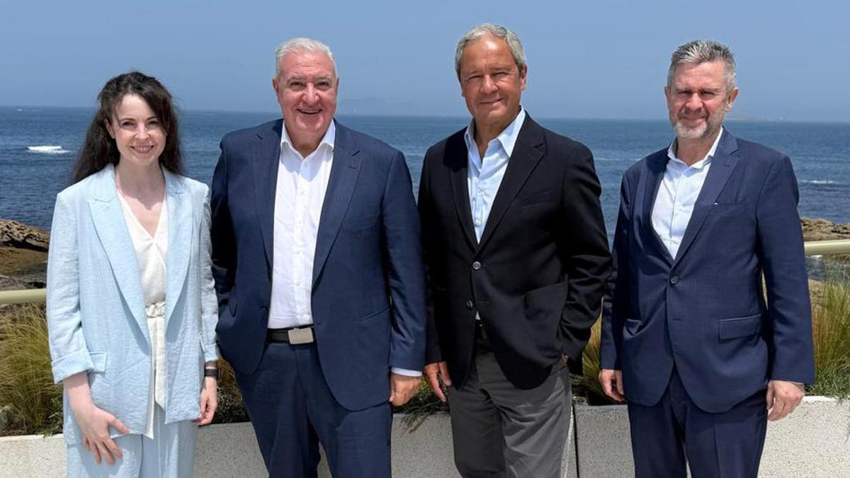 De izquierda a derecha: Dolores Suárez (directora de M&amp;A y participadas de Altia); Francisco Bao (socio de Ednon); Constantino Fernández (presidente de Altia), y Manuel Gómez-Reino (secretario del consejo de administración de Altia).