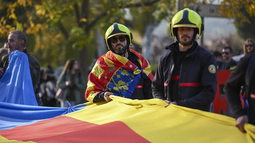 Miles de bomberos se manifiestan en Madrid por una ley de coordinación ante catástrofes como la DANA