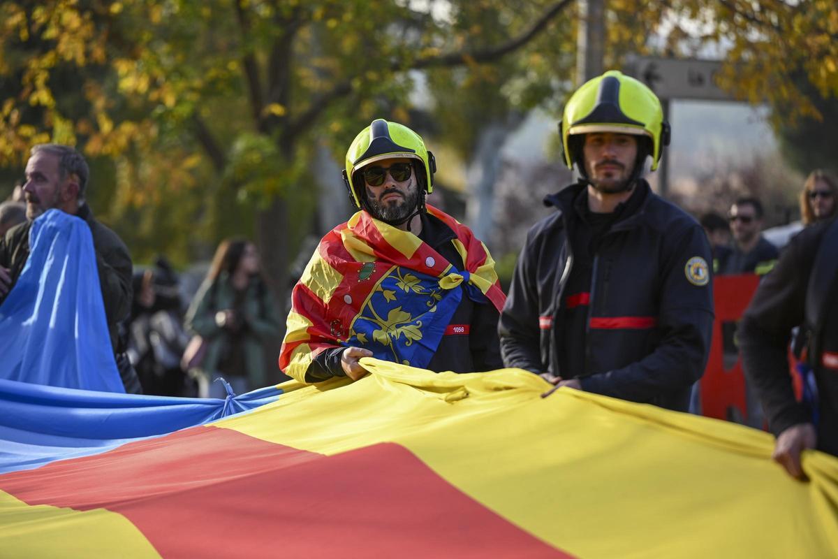 Miles de bomberos se manifiestan en Madrid por una ley de coordinación ante catástrofes como la DANA