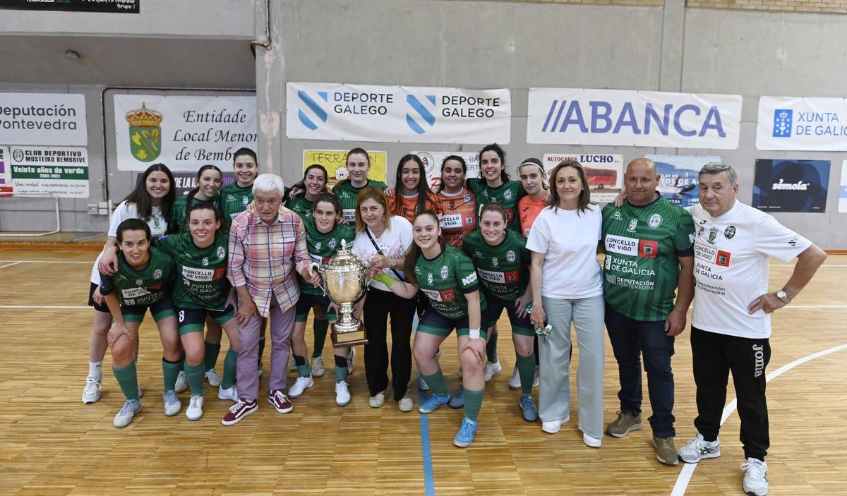 Posada con el trofeo de campeonas de la liga regular.