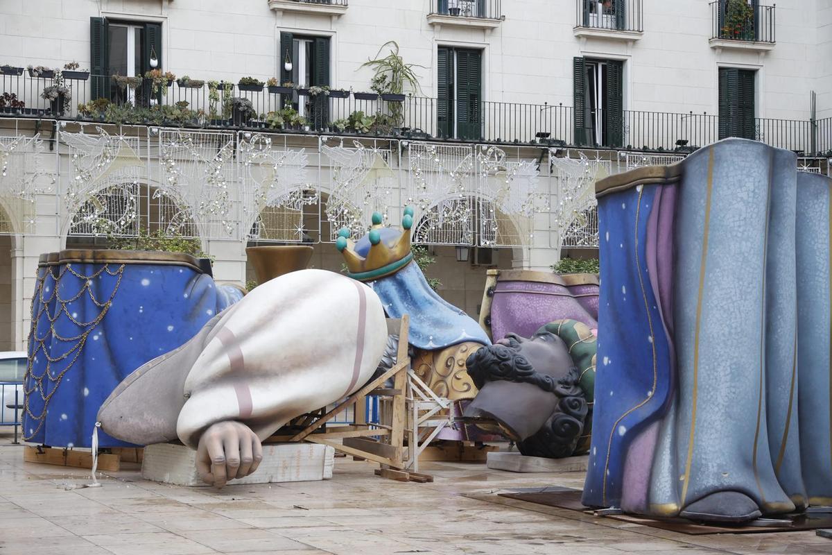 Las primeras piezas del nacimiento han llegado este lunes a la plaza del Ayuntamiento de Alicante.