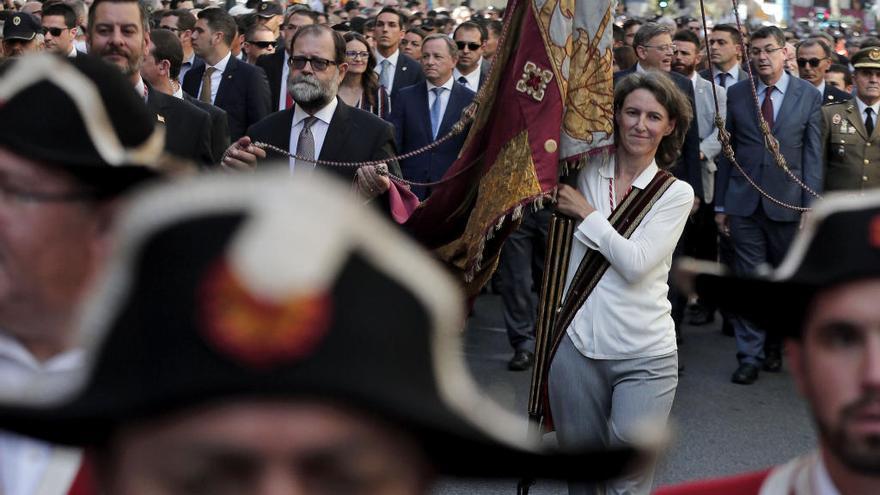 La edil Maria Oliver portó la Senyera en la procesión cívica de 2017.