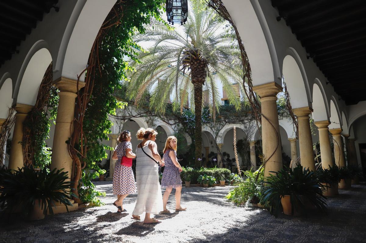 Tres visitantes entran en el Palacio de Viana este miércoles.