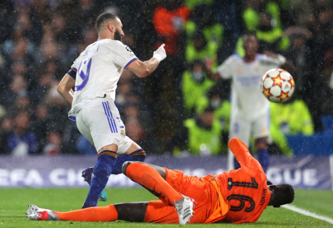 Benzema celebra el primer gol madridista en Stamford Bridge.