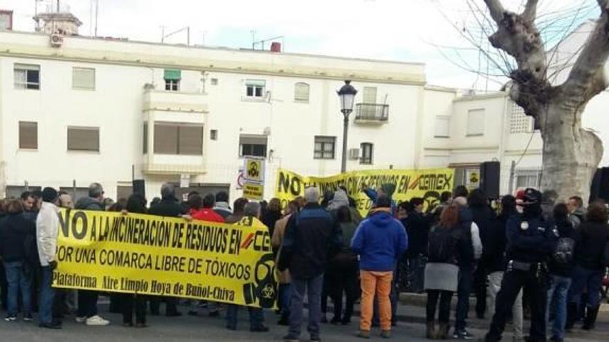 La Hoya de Buñol-Chiva exige el fin  de la incineración en la cementera