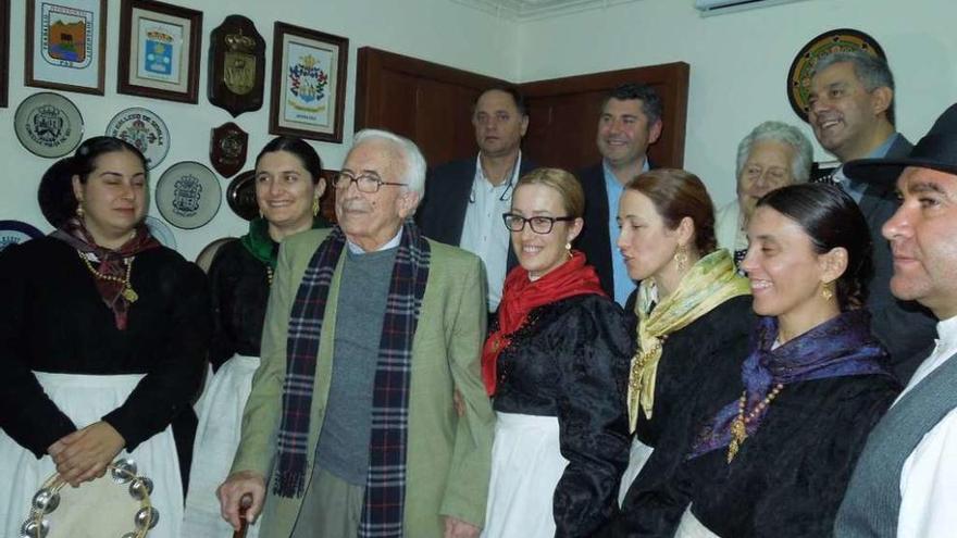 Neira posa con un grupo de música delante de Jesús Otero, Ovidio Rodeiro y Valentín García.