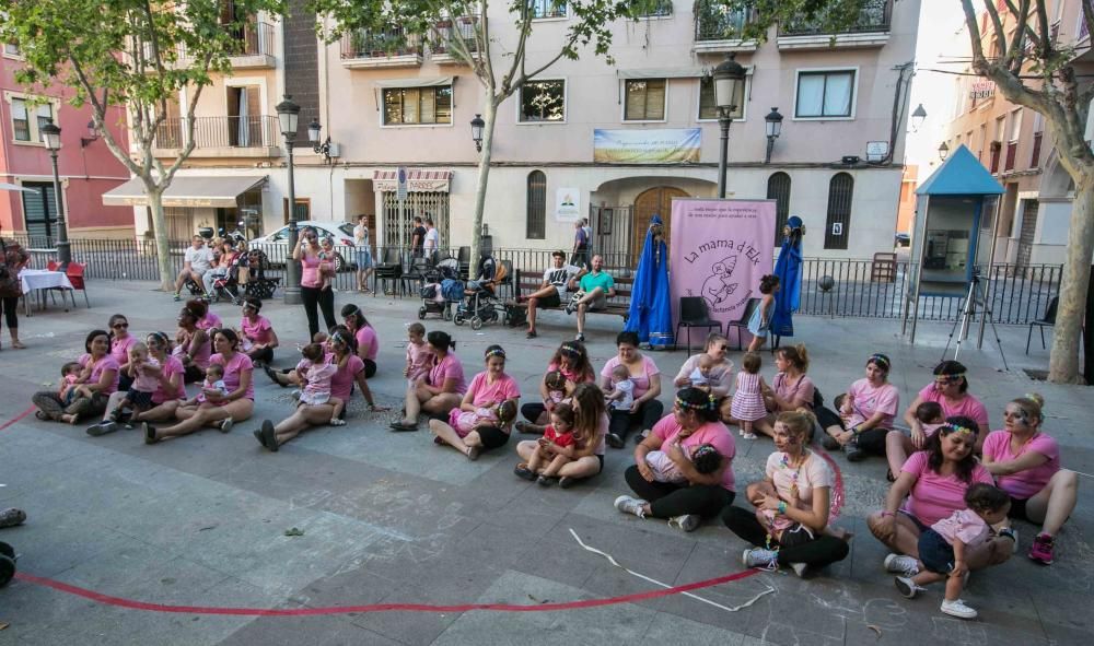 Un grupo de madres representa la canción central del musical «Mamma Mia» en la plaza de El Raval porteando a sus bebés