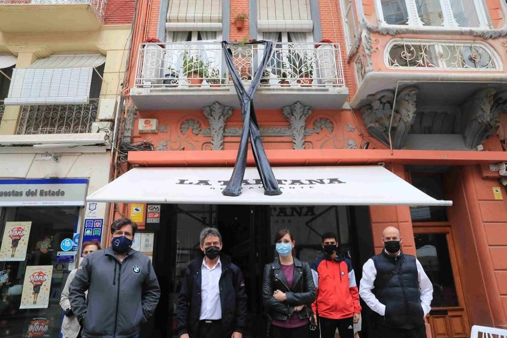 Hosteleros protestan en Cartagena por el cierre de los bares