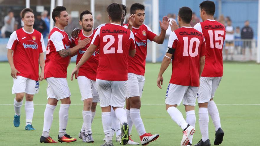 Los futbolistas del CD Ibiza celebran uno de los tantos ante el Port de Sóller