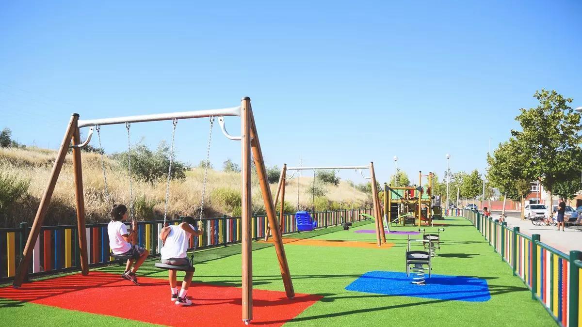 Parque infantil en la barriada de Plantonal de Vera, Mérida.
