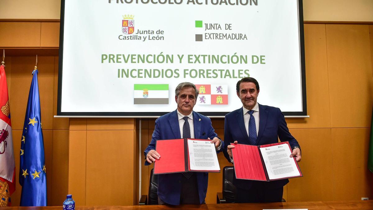 El consejero de Gestión Forestal y Mundo Rural de Extremadura, Ignacio Higuero y el consejero de Medio Ambiente, Vivienda y Ordenación del Territorio de Castilla y León, Juan Carlos Suárez-Quiñones, muestran el protocolo después de firmarlo.