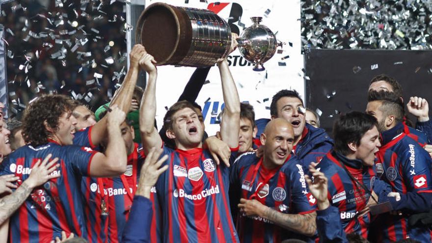 Los jugadores del San Lorenzo levantan la Copa.