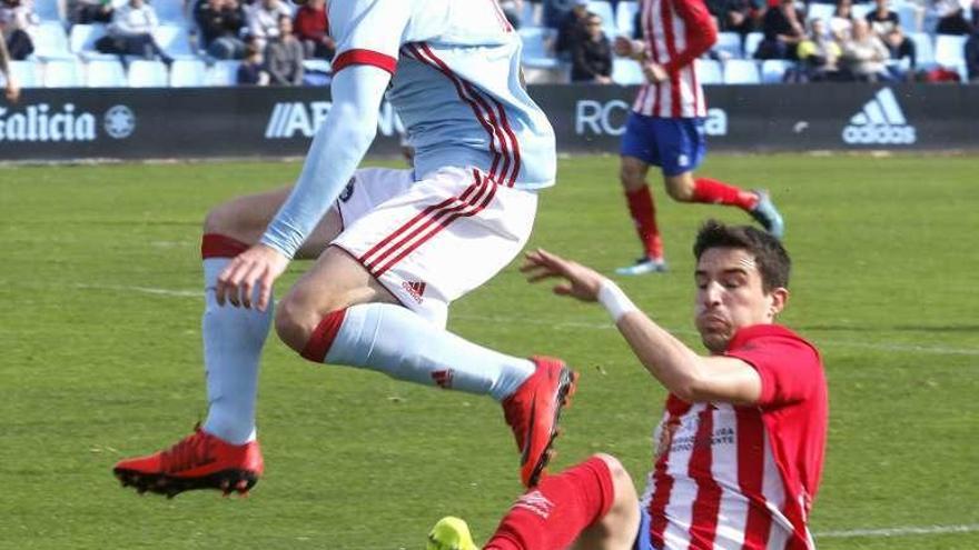 El céltico Juan Hernández salta sobre un rival. // Alba Villar