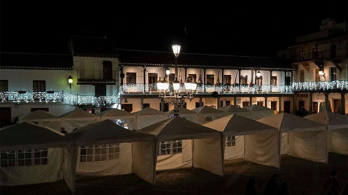 Las luces navideñas realzan la arquitectura tradicional de la Plaza Mayor al caer la noche.