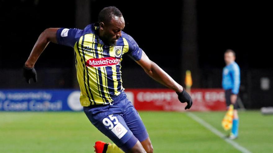 Bolt celebra el seu primer partit com a futbolista titular amb un doblet