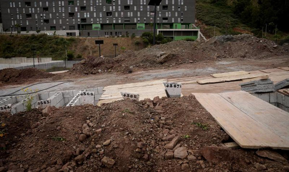 Enterramientos de ahogados sin nombre en el cementerio Sidi Mbarek de Ceuta.
