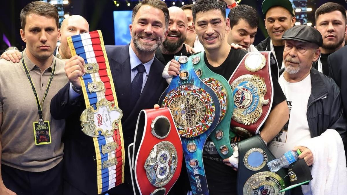 Bivol, su promotor Eddie Hearn y los cuatro cinturones