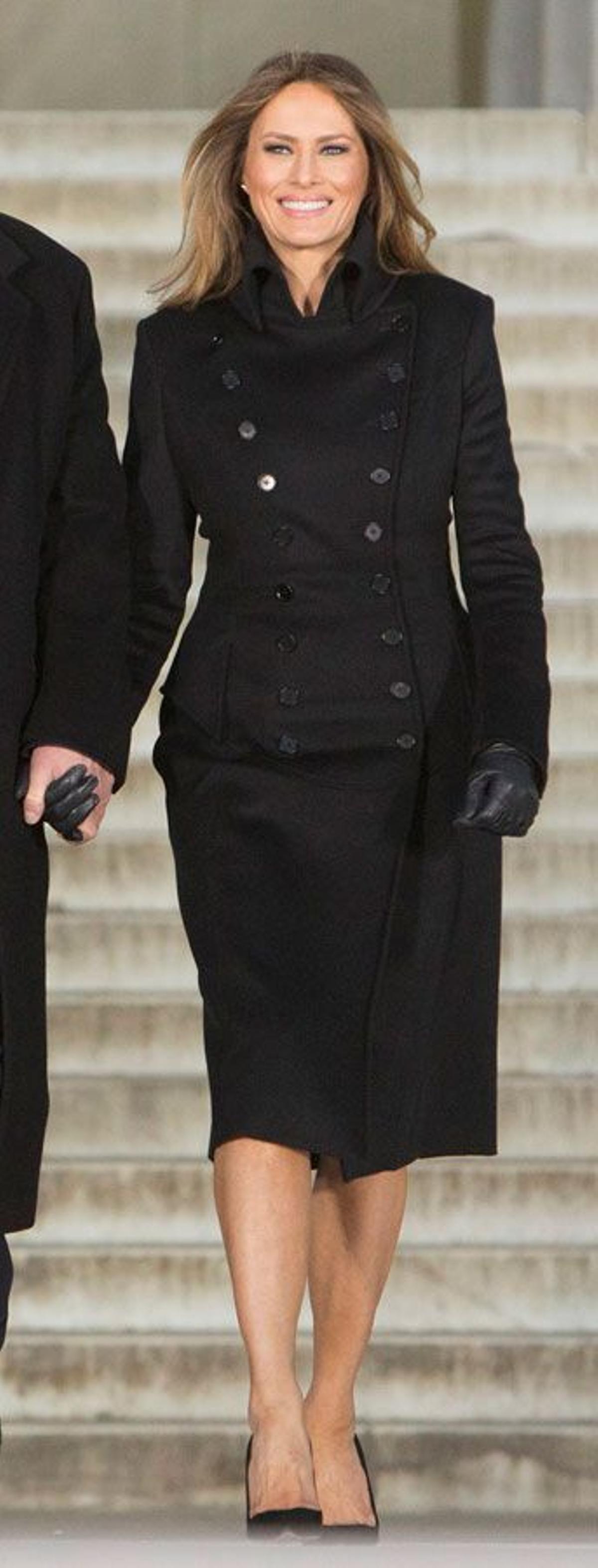Melania Trump con abrigo negro de botones