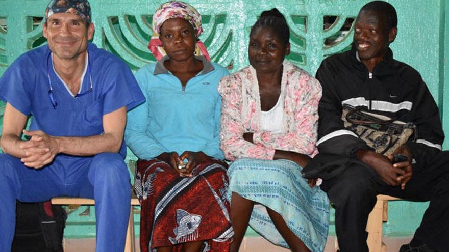 El doctor Ramírez con algunos de los pacientes que operó en Liberia.