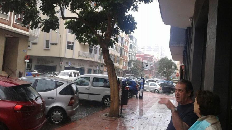 La intensa lluvia inunda y atasca Las Palmas de Gran Canaria