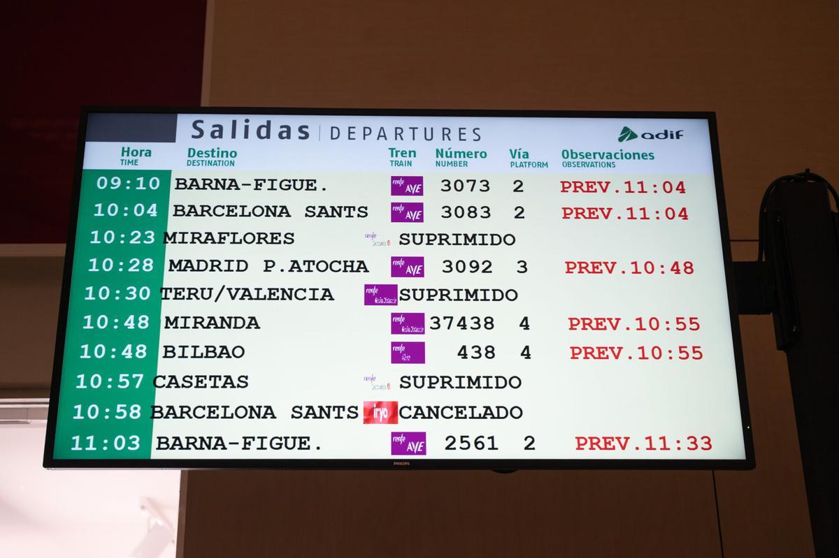 HUELGA MAQUINISTAS ESTACION DELICIAS ESPERAS RENFE FEBRERO 2026