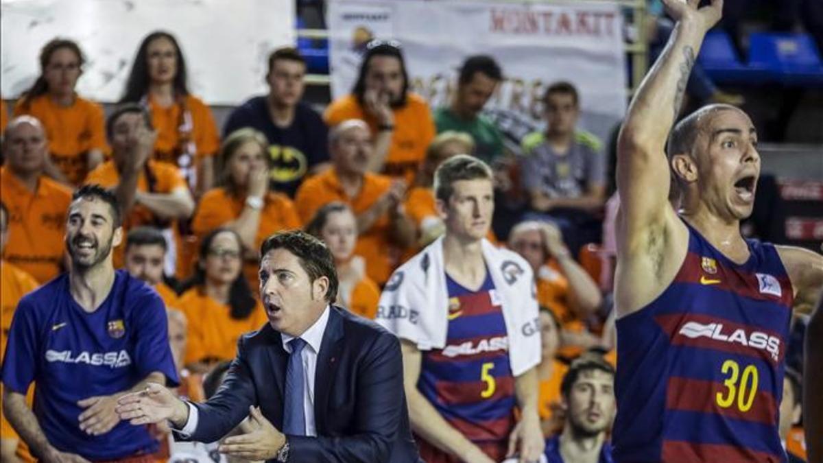 Xavi Pascual protesta una acción arbitral durante el partido