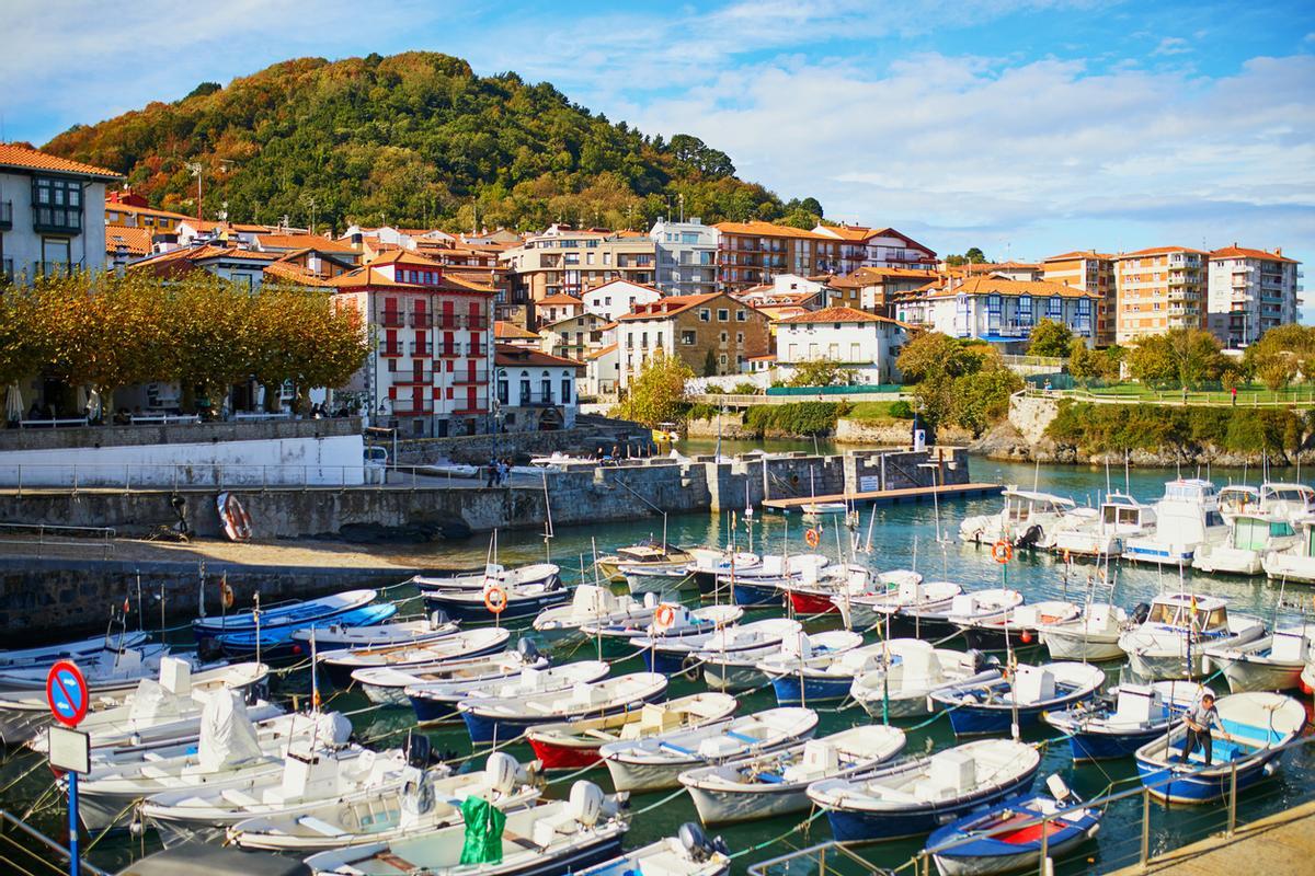 Un pueblo marinero asentado junto al puerto.