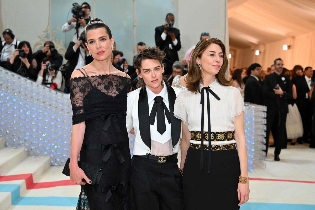 Carlota Casiraghi, la actriz Kristen Stewart y la directora Sofia Coppola, en la alfombra roja de la gala.