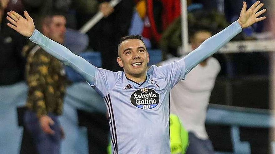 Iago Aspas levanta los brazos tras anotar el primer gol del Celta ante el Sevilla. // Ricardo Grobas