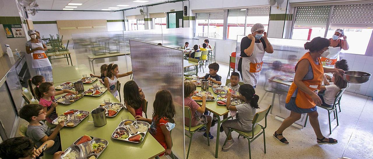 La vacuna por centros educativos se extiende a todo el personal en contacto con alumnos, incluidos los monitores de comedor. | HÉCTOR FUENTES