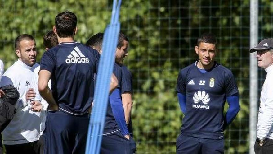 Anquela y los futbolistas, en el entrenamiento de ayer.