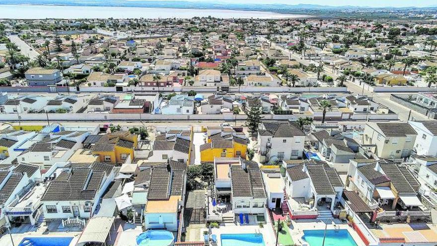 Panorámica de una de las áreas residenciales construidas en torno a la laguna rosa de Torrevieja    | TONY SEVILLA